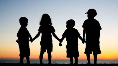 Пара из Астаны решила не разлучать семью и усыновила сразу четверых детей