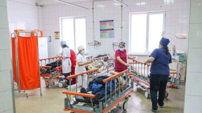 С госпитализированными врачами ЦГКБ встретился вице-министр здравоохранения 