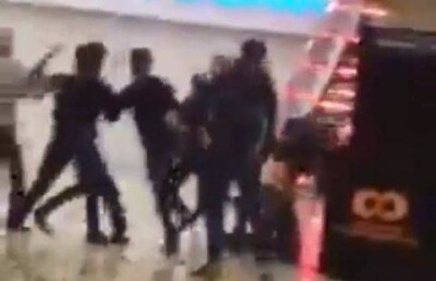 Массовую драку в ТРЦ Алматы сняли на видео