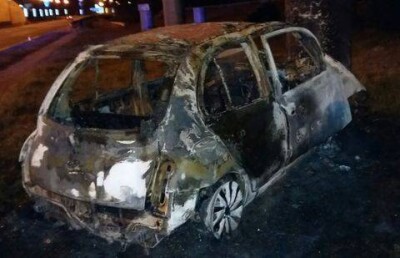 Дотла сгорел автомобиль, врезавшись в столб на объездной дороге Алматы