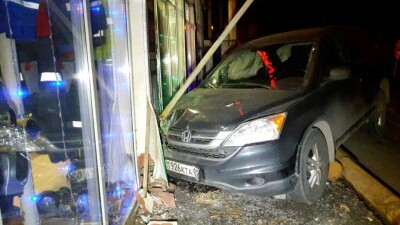 Honda влетела в витрину магазина в Алматы