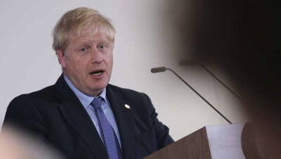 Состояние премьера Великобритании ухудшилось. Его поместили в отделение реанимации из-за коронавируса