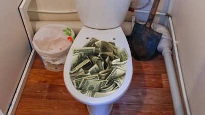 Деньги не пахнут: акимат Астаны потерял на туалетах 1 миллион долларов