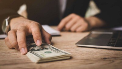 Аудитора, проводившего проверку Государственной академической филармонии, подозревают в получении взятки