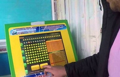 Полицейских, играющих на вокзале в автоматы, сняли на видео в Актобе