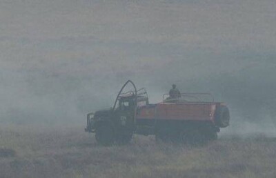 Сухая трава полыхает в ВКО