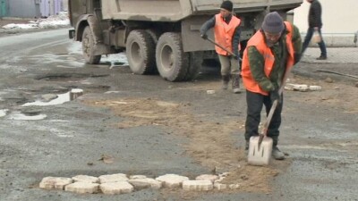 Оригинальный метод ремонта дорог изобрели в Семее