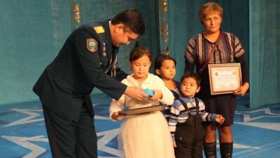 Жители Кокшетау собрали деньги на квартиру семье девочки, спасшей из огня троих детей