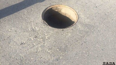 Акимат отсудил 1,6 млн тенге у подрядчика, когда автомобиль наехал на открытый люк в Алматы