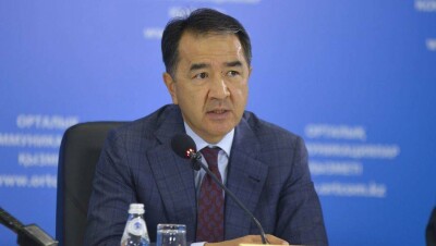 Ахметов пожаловался Сагинтаеву на нехватку техники во время паводков
