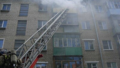 Пожарные Семея спасли мать с годовалым ребёнком