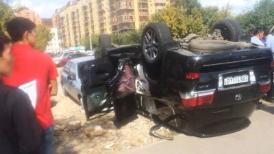Внедорожник на полном ходу влетел на тротуар со школьниками в Астане