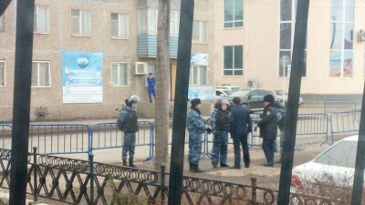 Дело ОПГ "Четыре брата" в Актобе: зал суда не вместил всех желающих присутствовать 