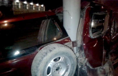 Кроссовер "обнял" столб после столкновения в Алматы