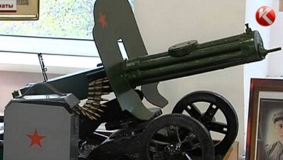 Учитель труда создал из мусора пулемёт и газовую камеру концлагеря