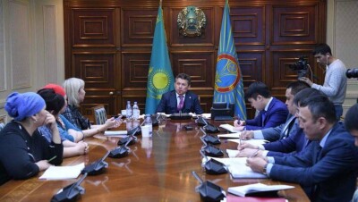 Бахыт Султанов многодетным матерям: Мы работаем над тем, чтобы проблемы с жильём решились скорее