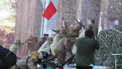 Реконструкцию взятия Рейхстага показали дочери бойца Кошкарбаева в Караганде