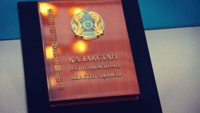 Заң неге мемлекеттік тілде жазылмайды? Ата заңда қателік қалай кеткен?