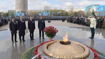 В Астане возложили гирлянды Славы к Вечному огню