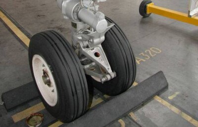 У самолёта Минобороны РК разорвало колёса шасси при посадке в аэропорту Астаны