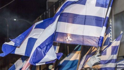 В Афинах прошёл первомайский митинг. Участники были в масках и стояли в двух метрах друг от друга