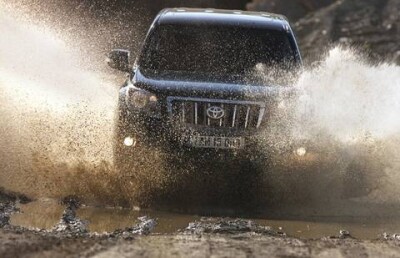 Районный аким в Акмолинской области три часа просидел на крыше своего Land Cruiser
