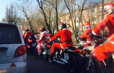 Алматинские байкеры катались по городу в костюмах Дедов Морозов 