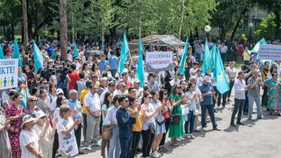 Организаторов мирных собраний в РК будут узнавать по зелёным жилетам или наклейкам на спине