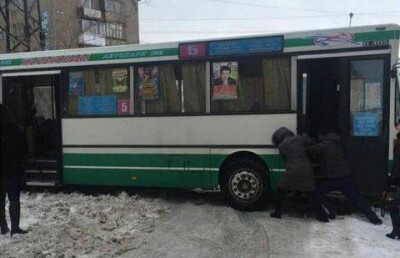 На нечищенной улице в Караганде пассажирам пришлось толкать застрявший в снегу автобус 