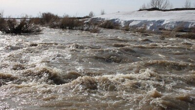 Люди из затонувшего в талых водах УАЗа должны были следить за переливом на трассе