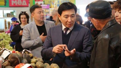 Аким Усть-Каменгорска уличил предпринимателей в накрутке цен на продукты