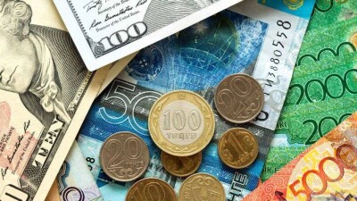 Доллар на бирже подешевел ещё на два тенге
