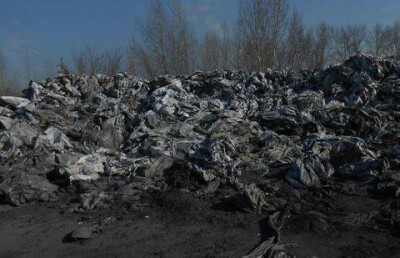 Жители Усть-Каменогорска обнаружили свалку химикатов