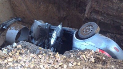 В Костанае "Приора" угодила в глубокую траншею после столкновения с грузовиком