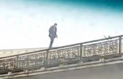 Смертельно опасную прогулку по перилам моста сняли на видео в Караганде