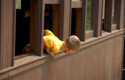 Стали известны новые подробности падения ребёнка в детском саду Уральска