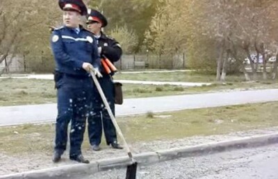Полицейские Астаны переквалифицировались в асфальтоукладчиков
