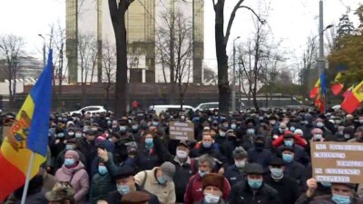 У здания парламента Молдовы проходит митинг, инициированный избранным президентом Майей Санду