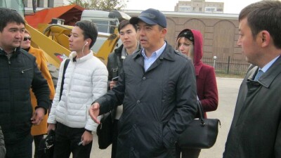 Черпать воду из луж руками готов заставить дорожных строителей аким Актобе