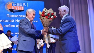 Сапарбаев наградил лучших работников Актюбинской области