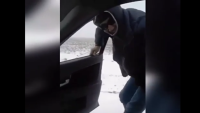 Жители Мангистауской области исполняют опасные трюки на обледеневшей трассе