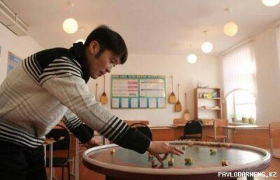Стол для игры в асыки изобрёл учитель казахского языка из Павлодарской области
