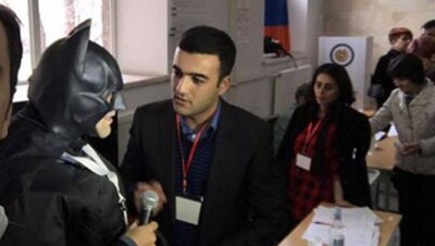 Бэтмен проголосовал на выборах в Армении