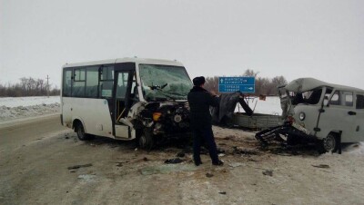 10 человек пострадали в столкновении микроавтобуса и УАЗа под Уральском
