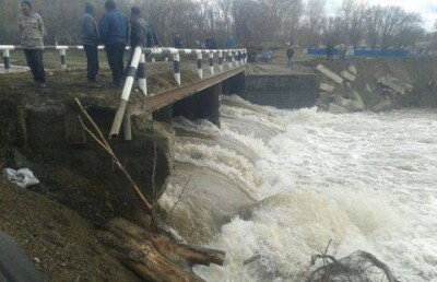 Поток воды разрушил мост в Восточном Казахстане