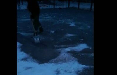 Асфальт на футбольной площадке укладывают прямо на снег в Карагандинской области 