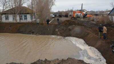 В Атбасаре продолжаются восстановительные работы на дамбе