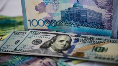 Доллар на казахстанской бирже обвалился сразу на 5 тенге 