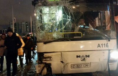 Маршрутный автобус столкнулся со снегоуборочной техникой в Астане