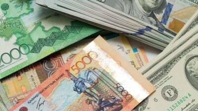 Доллар вновь подорожал до 330 тенге